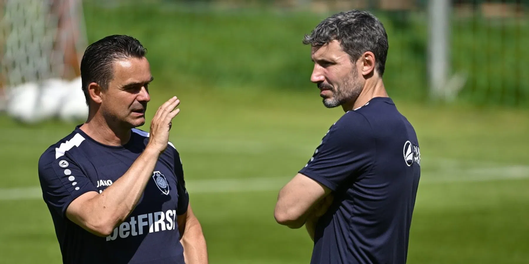 'Van Bommel en Overmars weg bij Antwerp'