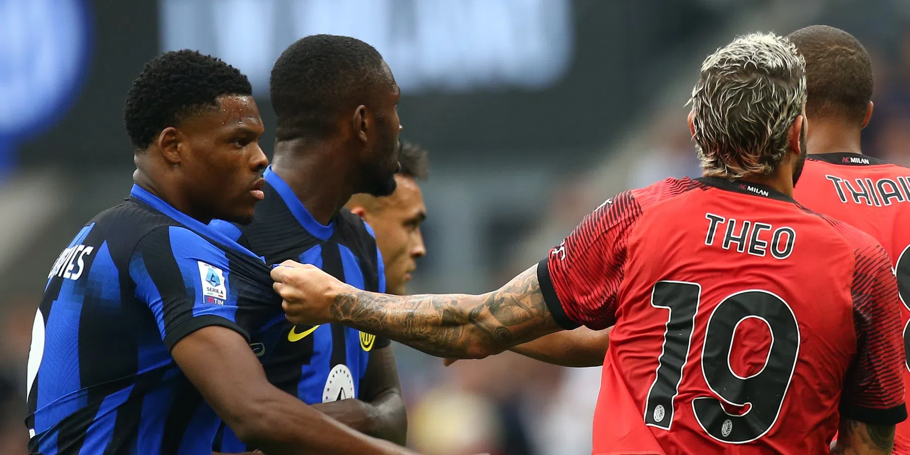 Buitenspel: Dumfries neemt Milan-rivaal te grazen op titelfeest Inter met spandoek