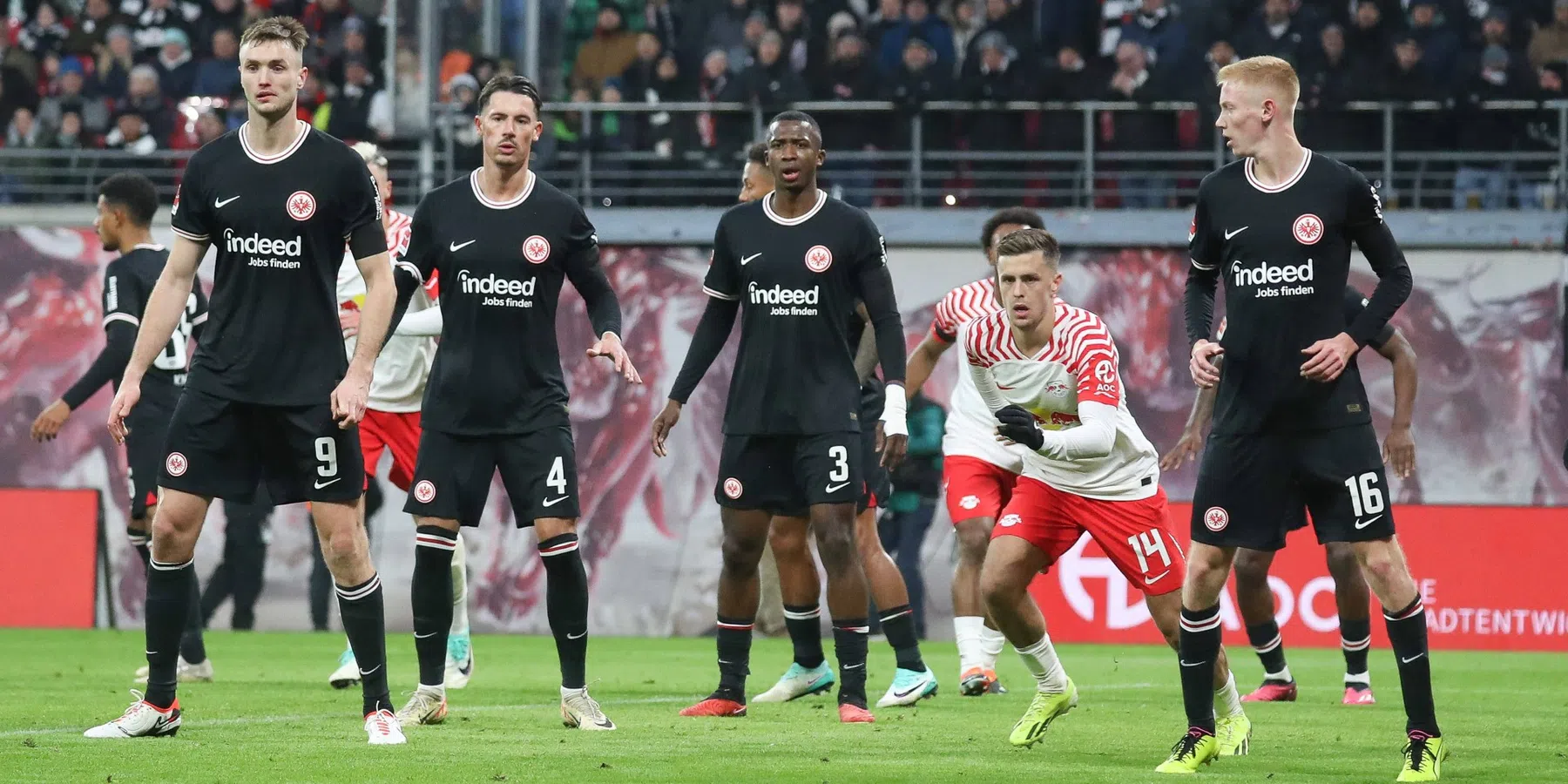 Liverpool wil Pacho overnemen van Frankfurt