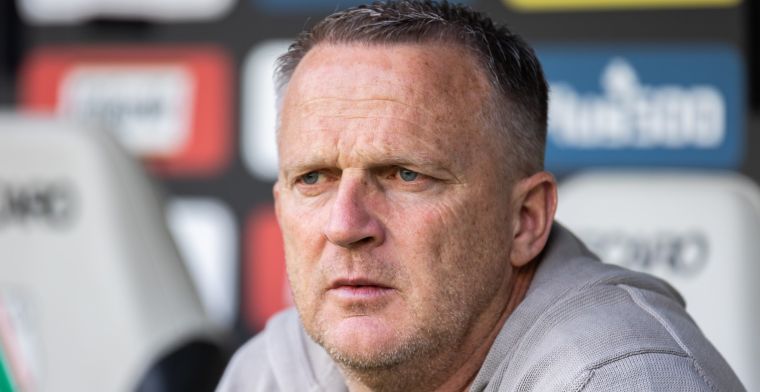 Van den Brom verdedigt Vitesse én heeft nieuws