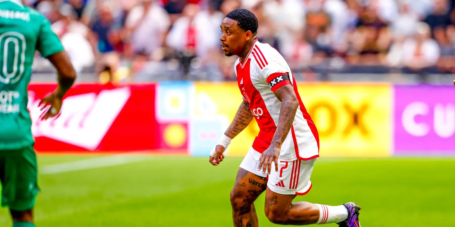 Ajax wint dankzij Steven Bergwijn met 3-0 van Almere