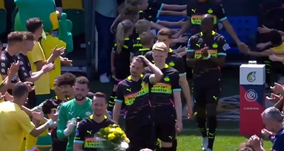 Mooi gebaar Fortuna: kampioen PSV krijgt bloemen en erehaag