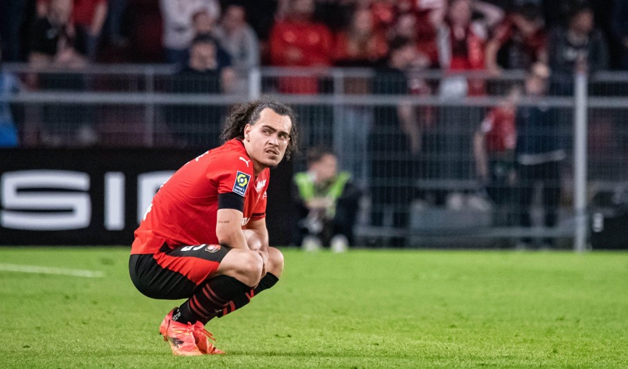 Rode Duivel Arthur Theate valt geblesseerd uit tijdens Stade Rennes-Lens
