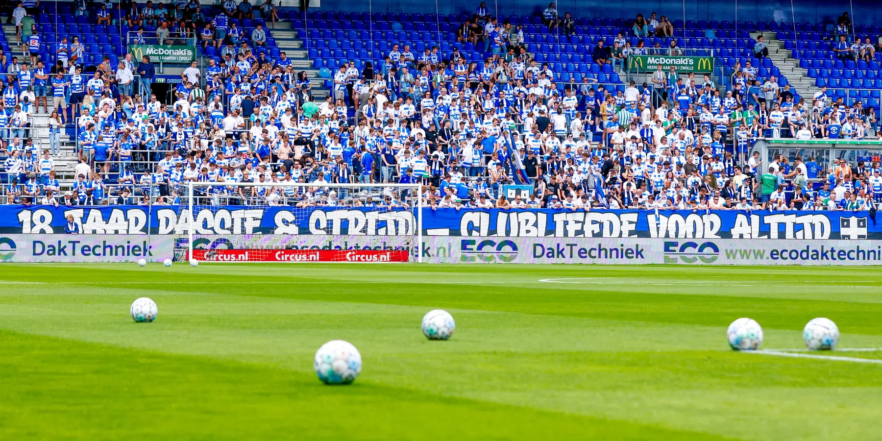 Vroege staking in Zwolle: PEC-fans gooien bekers op veld na medische noodsituatie