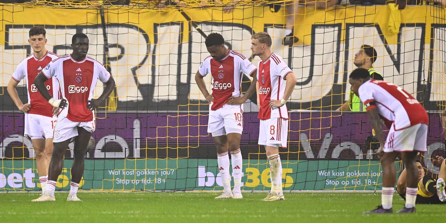 Ajax voorkomt gigantisch debacle in slotfase tegen Vitesse
