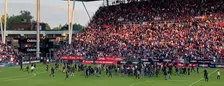 Thumbnail for article: Schaamteloos: Utrecht-fans bestormen veld na nederlaag, Go Ahead-spelers vluchten