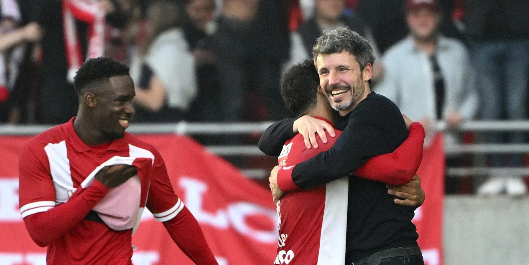 Mark van Bommel vol emotie tijdens afscheid bij Antwerp