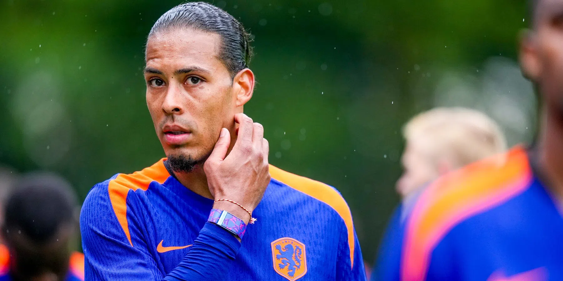 Slot praat met Van Dijk bij Liverpool