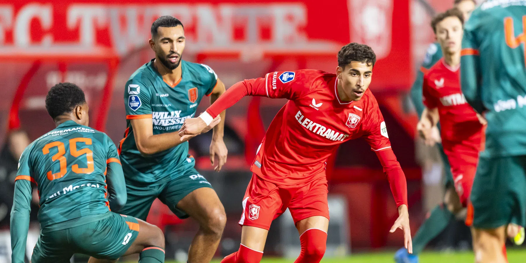 FC Twente-aanvaller Taha breekt been