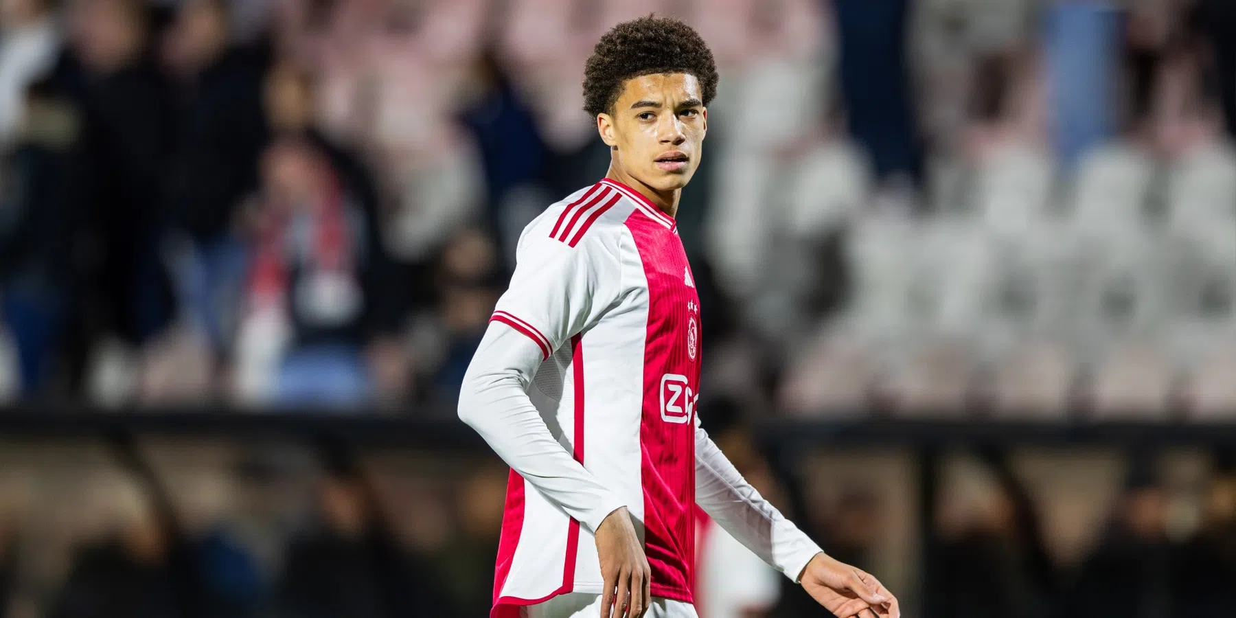 Ajax contracteert piepjonge KKD-debutant: 'Dat is enige wat nog beter kan'