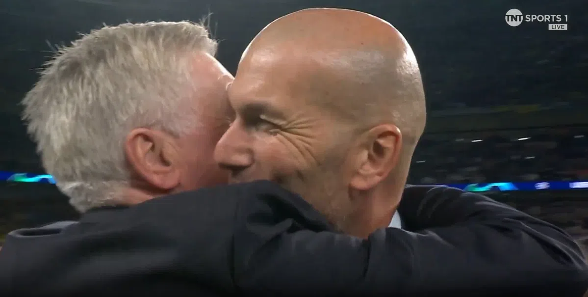 Mooie beelden: lachende Zidane laat kans op felicitatie Ancelotti niet onbenut