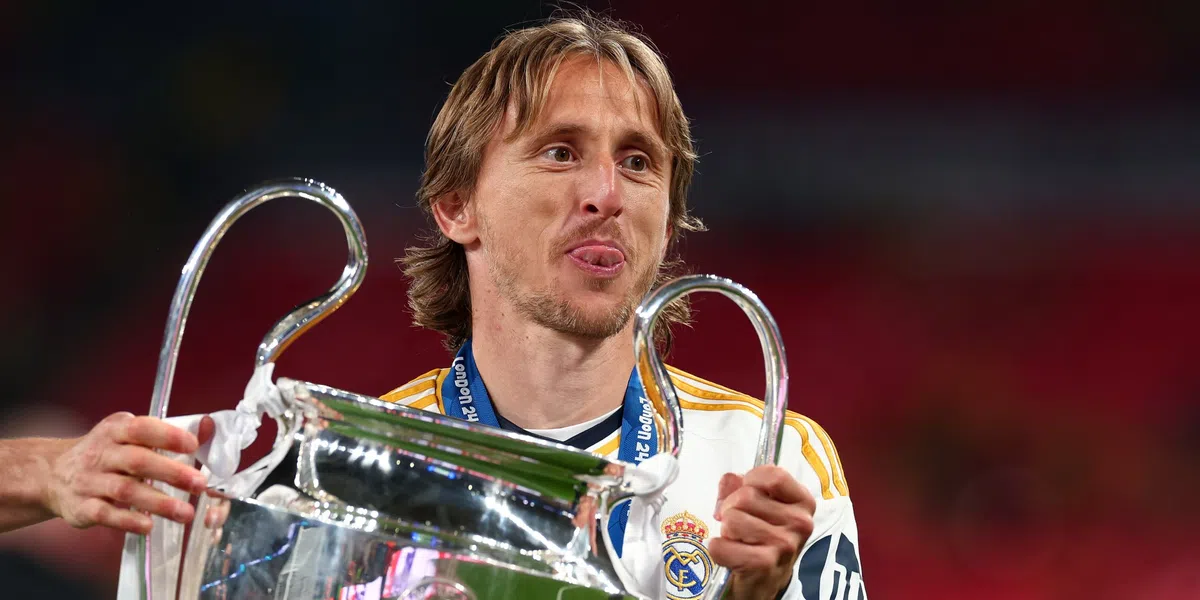Modric maakt op Real-huldiging einde aan onzekerheid: 'Tot volgend seizoen!'