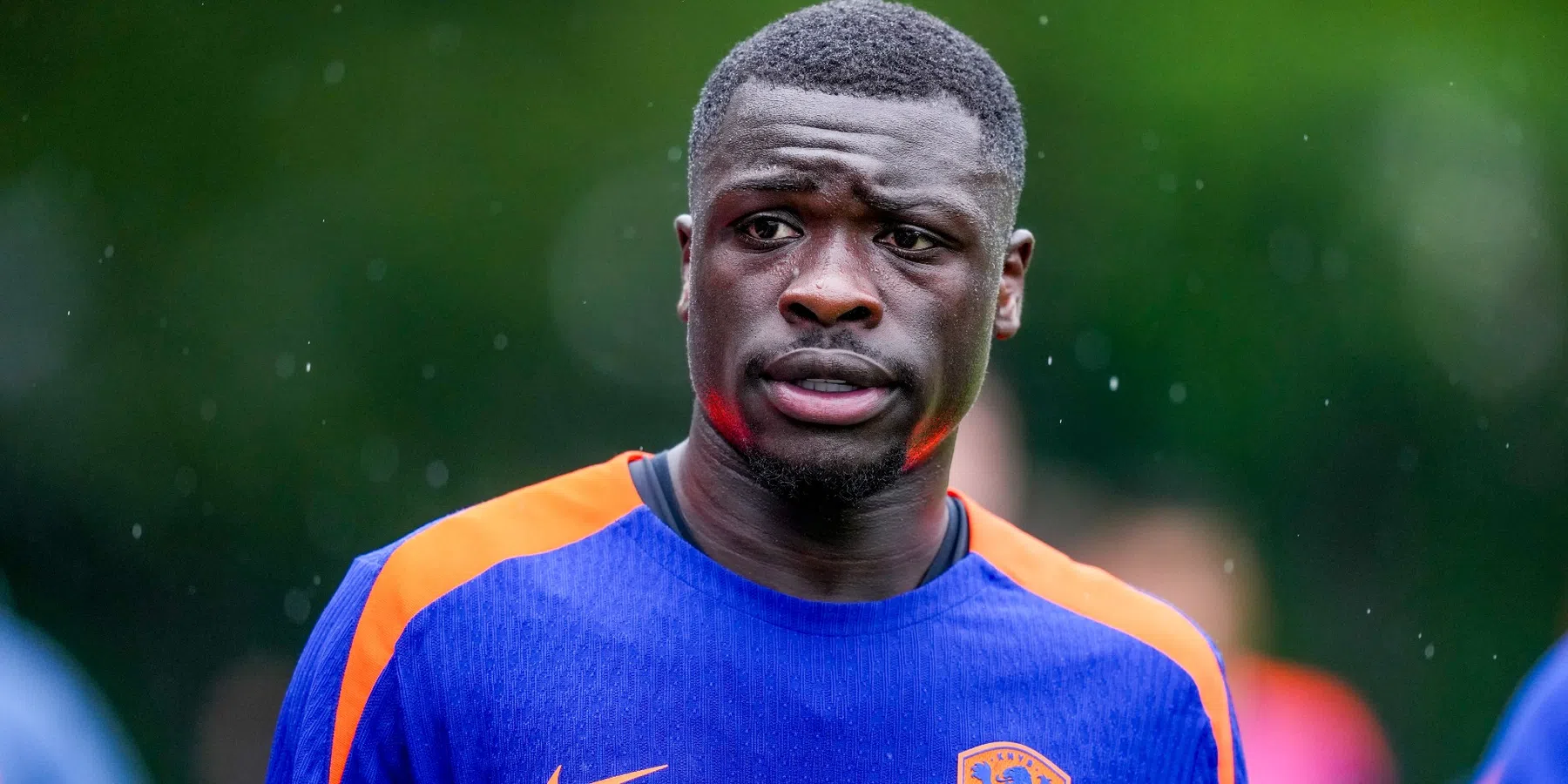 Brobbey onthult favoriete Oranje-spitsen en praat over Crocs