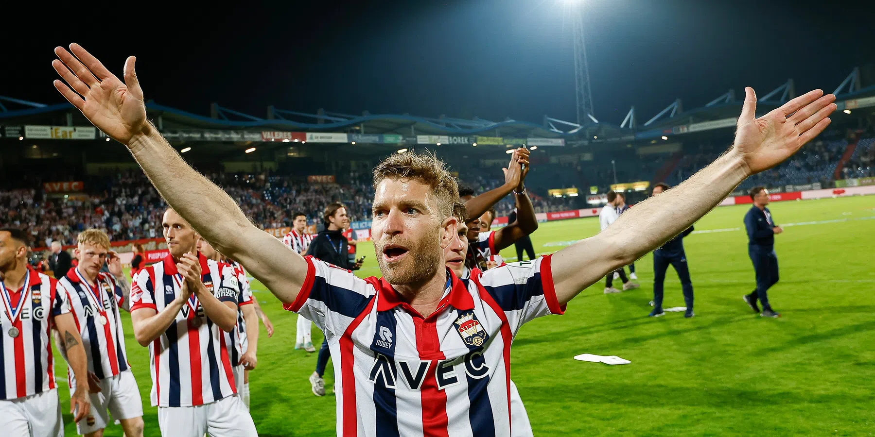 De Leeuw (37) blijft ondanks Willem II-promotie in KKD: 'We zijn zeer blij'