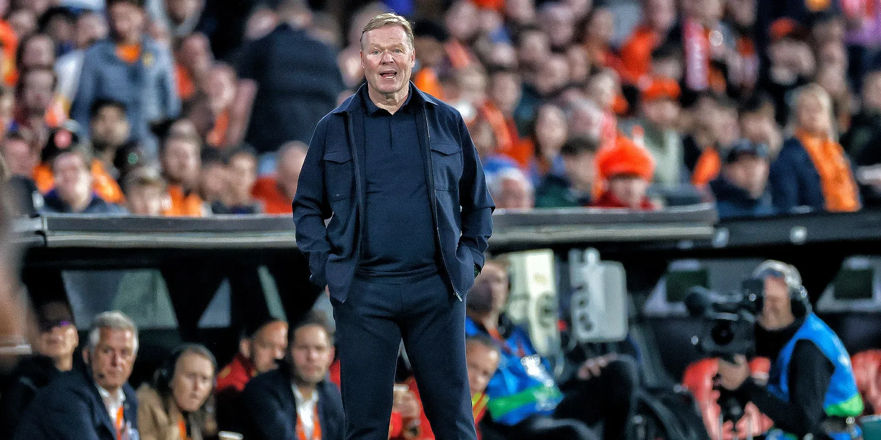 Koeman wijst naar Frenkie de Jong na blessure