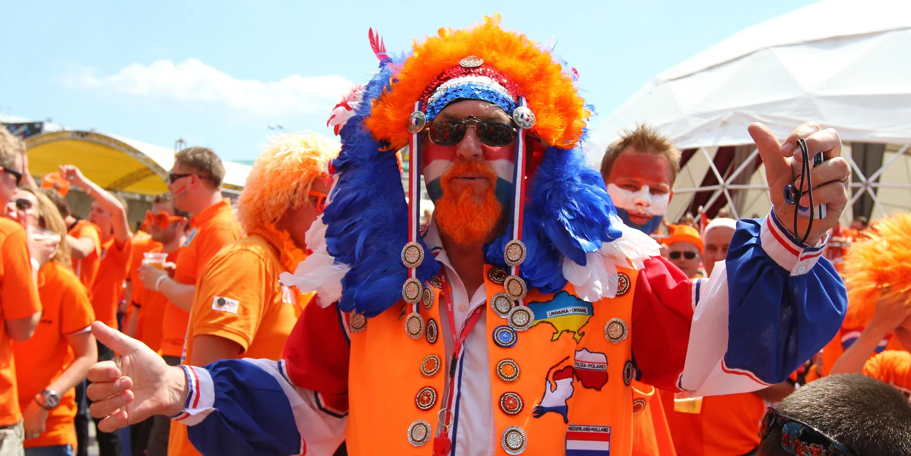 Oranje-Indiaan bergt hoofdtooi op