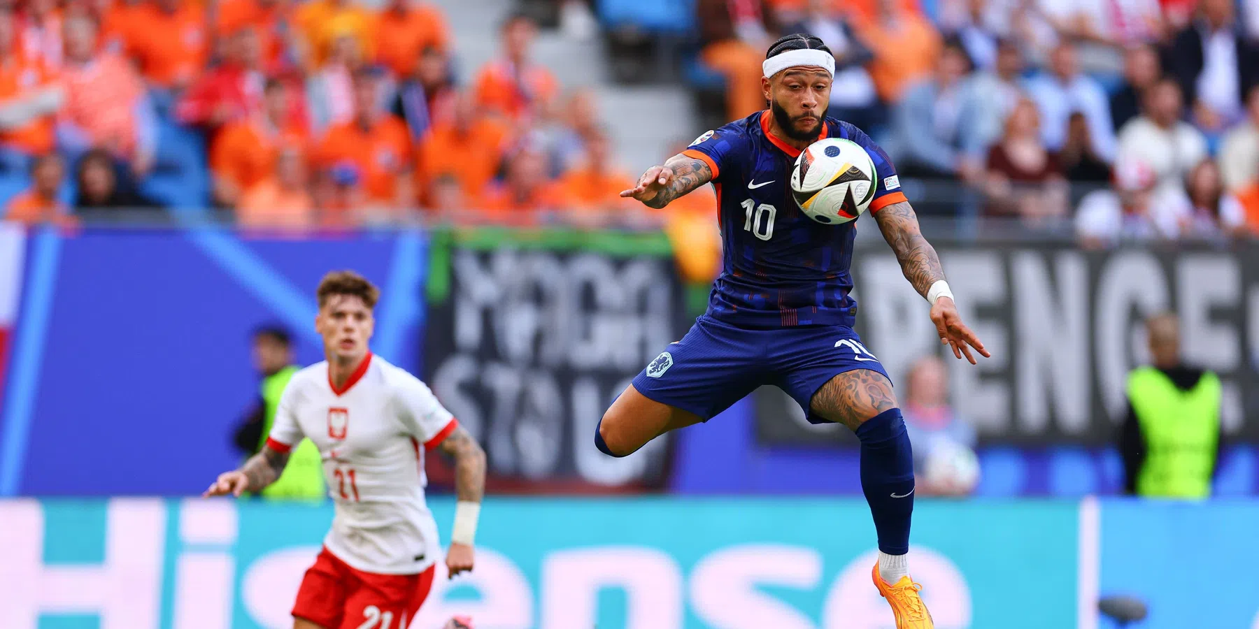 Weghorst ontvangt complimenten van Memphis bij Oranje