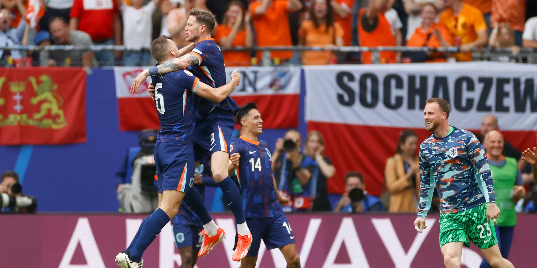 Weghorst reddende engel voor Oranje, domper blijft bespaard tegen Polen