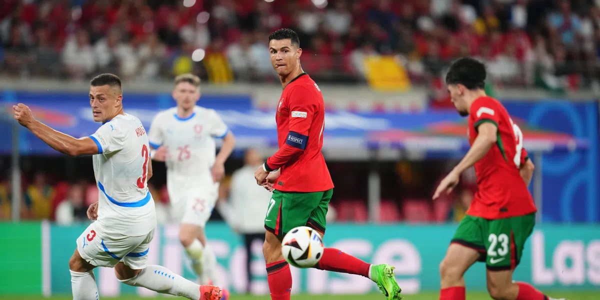 Portugal wint na enorm hectische slotfase van Tsjechië en dankt voormalig Ajacied