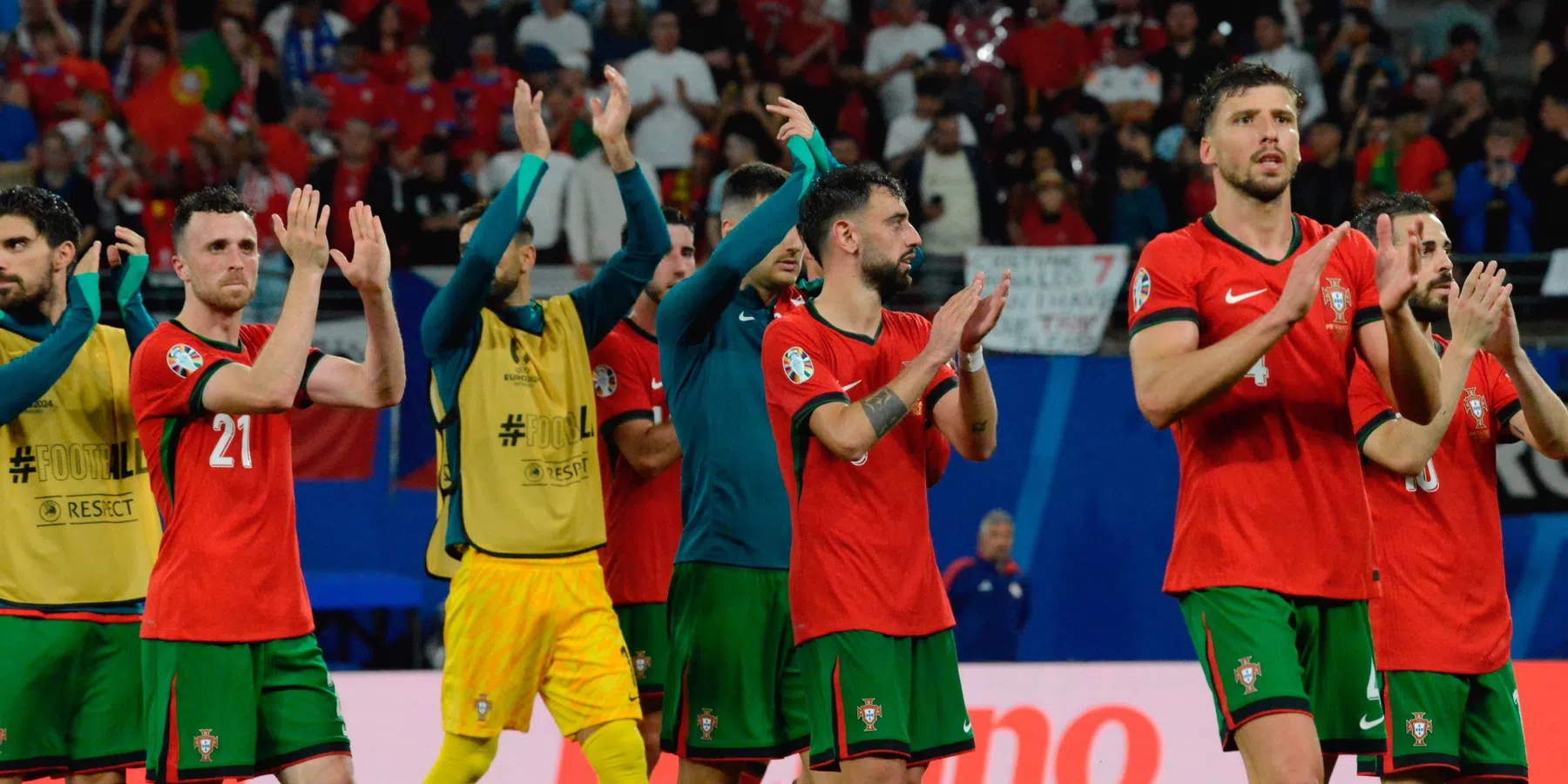 Voetbalwereld vol ongeloof na zege Portugal: 'Tsjechië is beroofd door de UEFA'