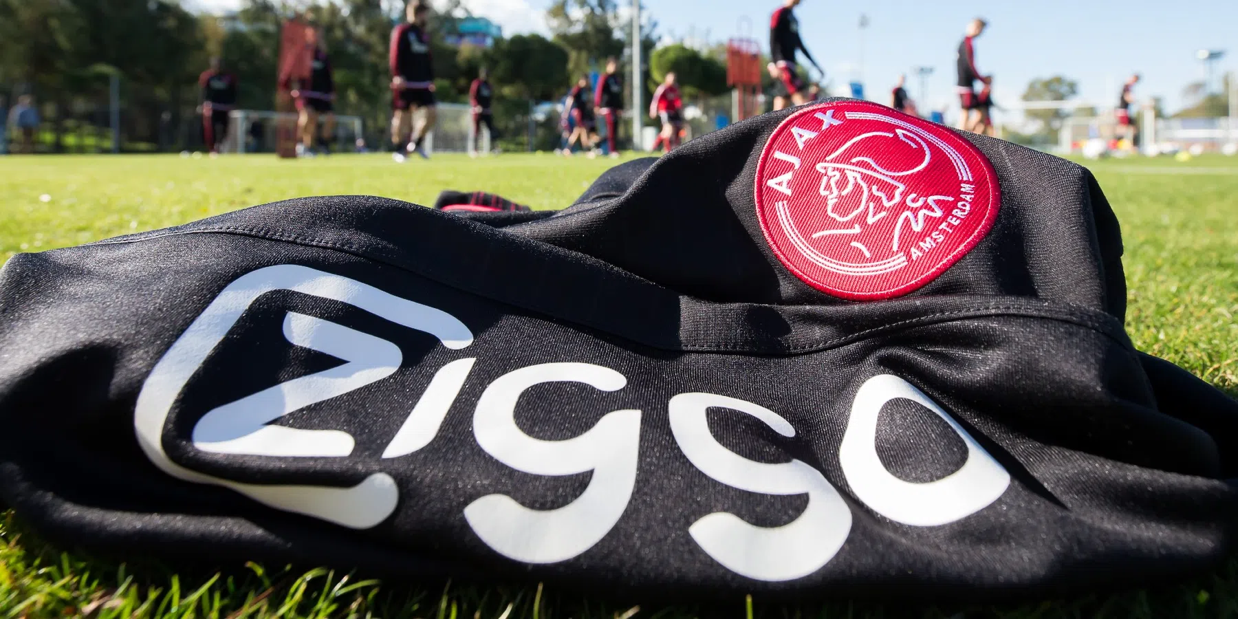 'Ziggo blijft Ajax ondanks roerige jaren trouw en verlengt als shirtsponsor'