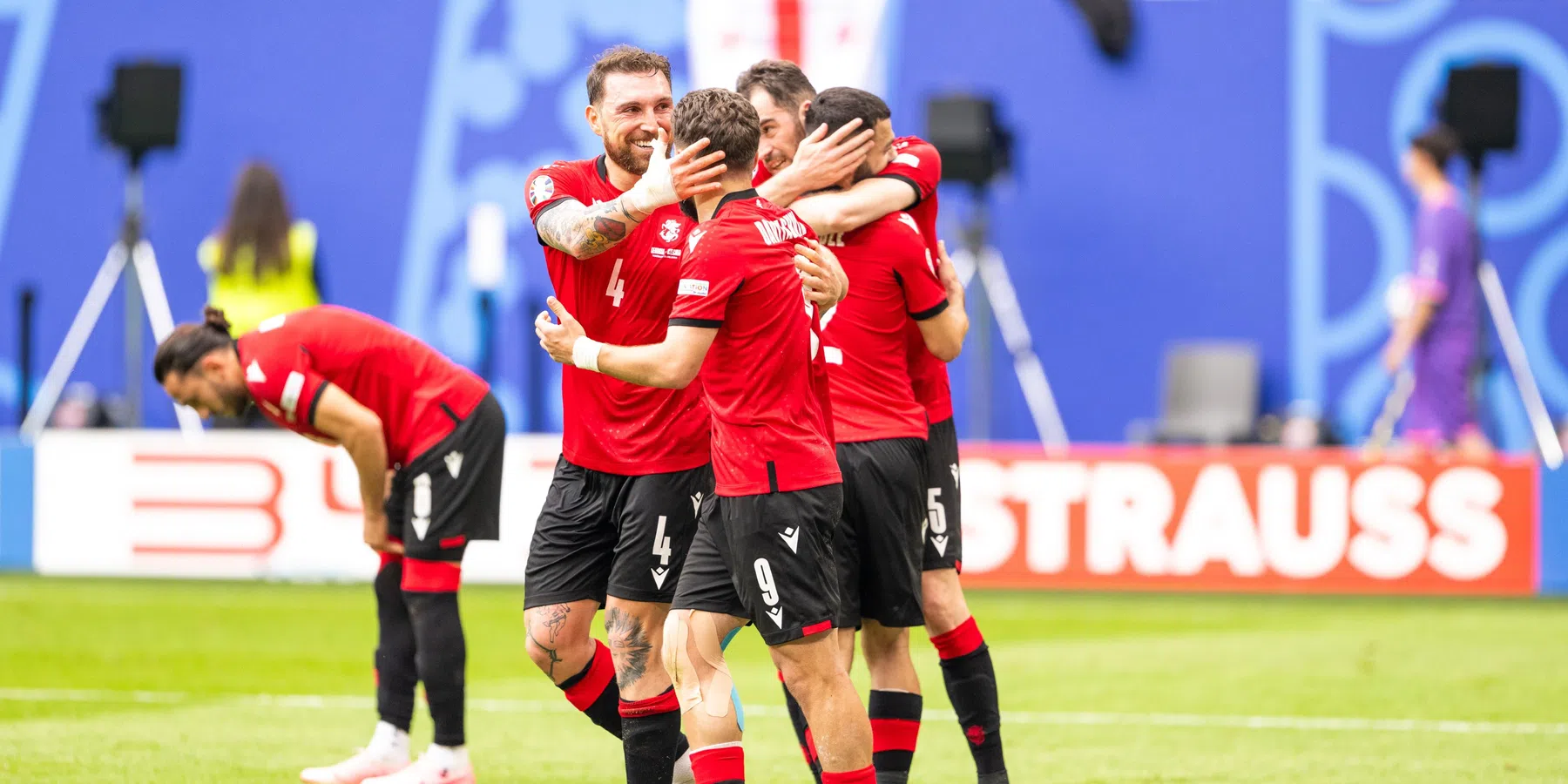 Georgië dankt Mikautadze en pakt tegen Tsjechië eerste EK-punt ooit