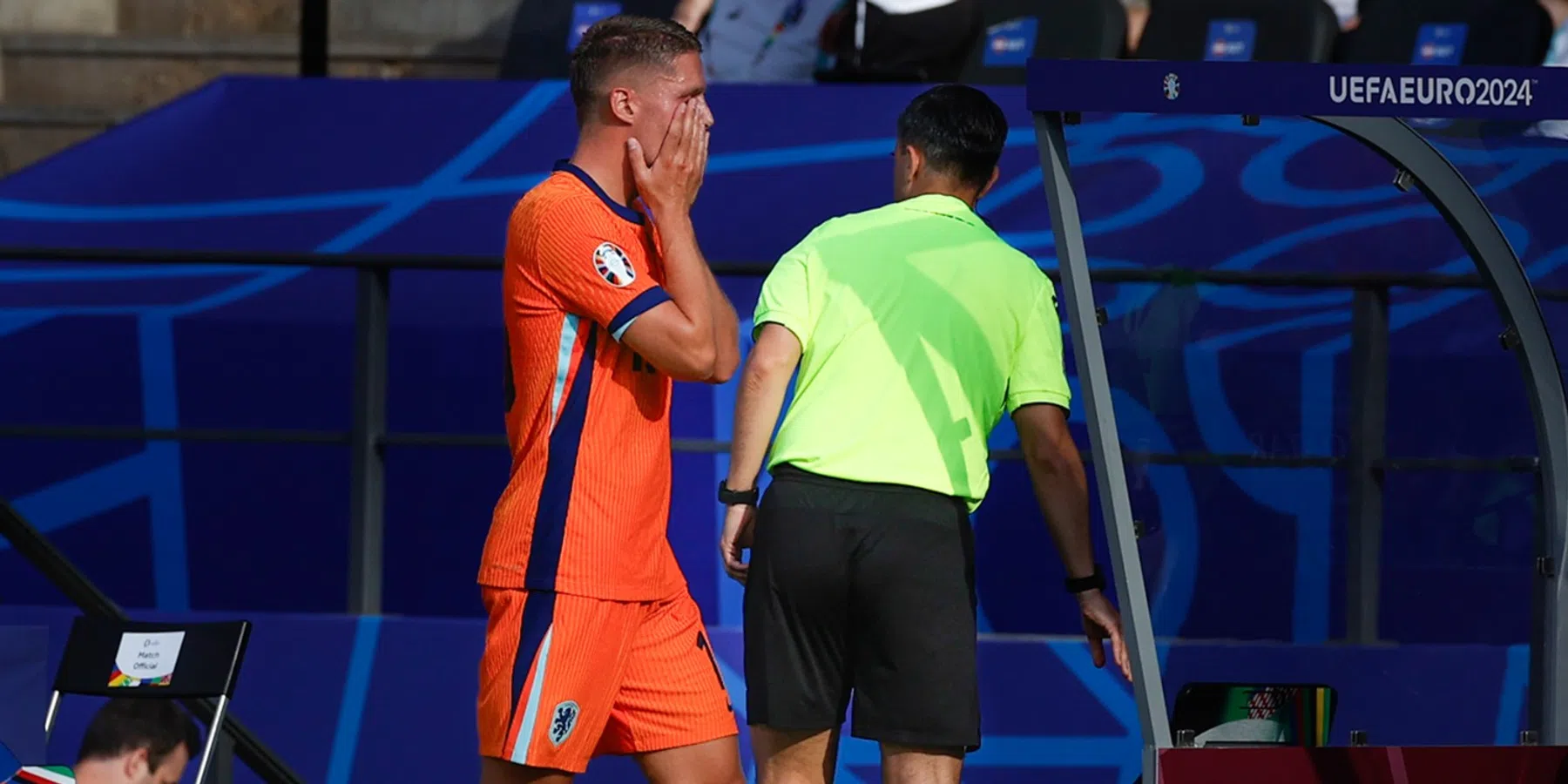 Dumfries stuurt fotograaf weg bij Veerman na pijnlijke wissel voor Oranje