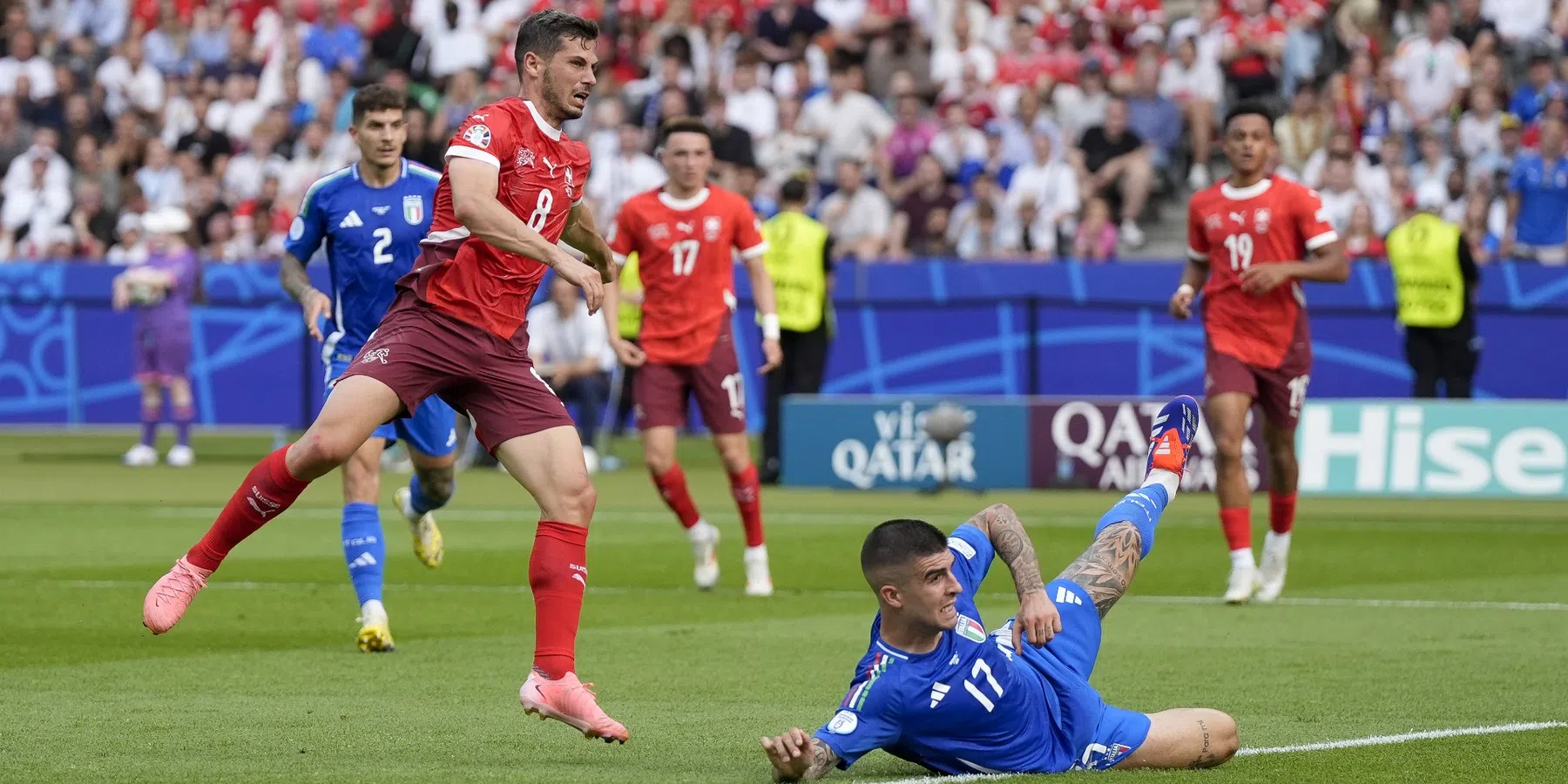 Zwitserland overklast titelverdediger Italië en stoot door naar kwartfinale EK