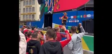 Fans Rode Duivels verzamelen aan Burgplatz onder begeleiding van Average Rob
