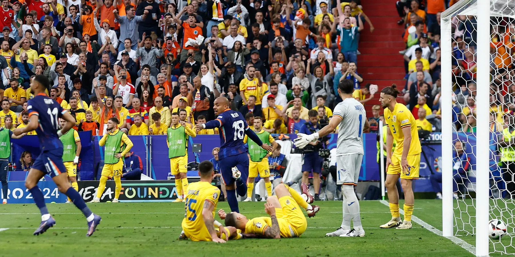 Van der Vaart en Van Hooijdonk genieten van Oranje