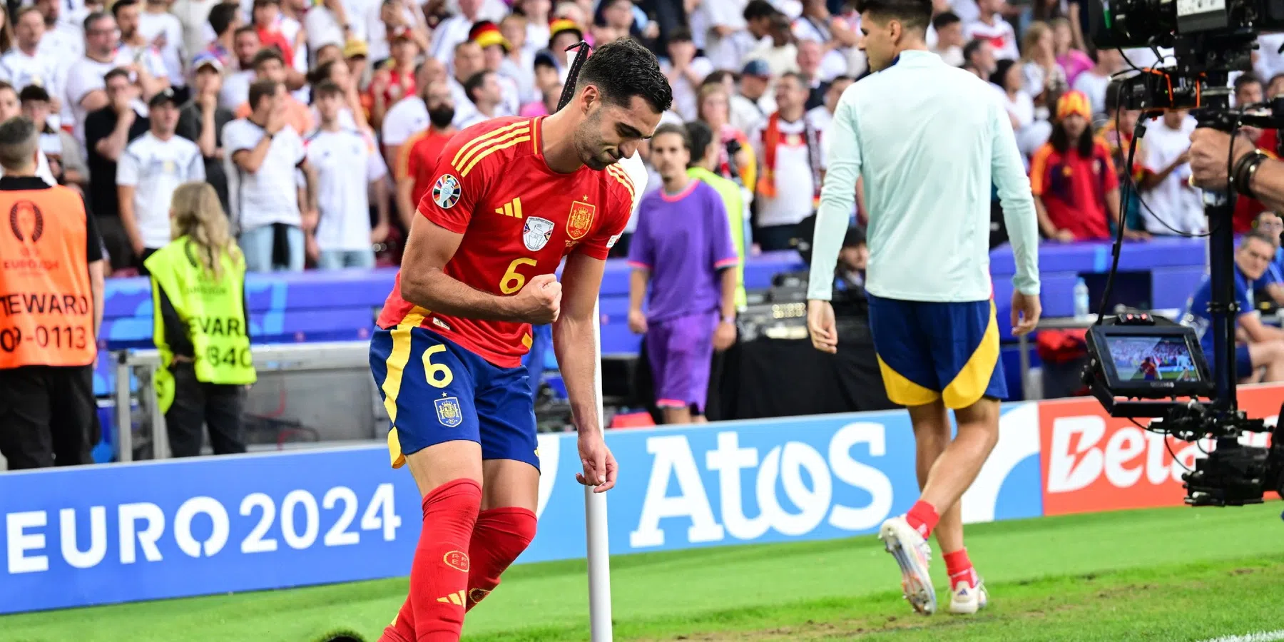 Matchwinner Spanje brengt met rondje om cornervlag geweldig eerbetoon aan vader