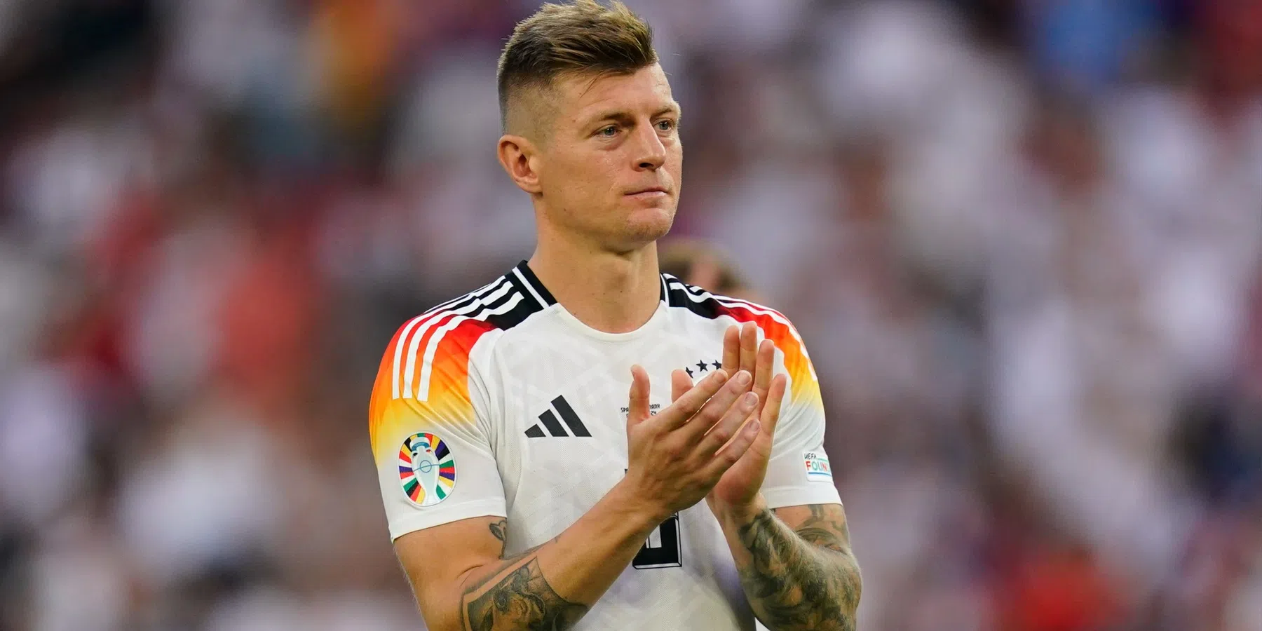 Kimmich spreekt Kroos toe in kleedkamer na EK-uitschakeling