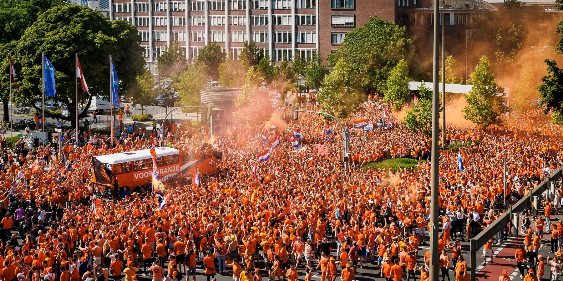 Duitse media raken niet uitgepraat over Oranje-'waanzin'