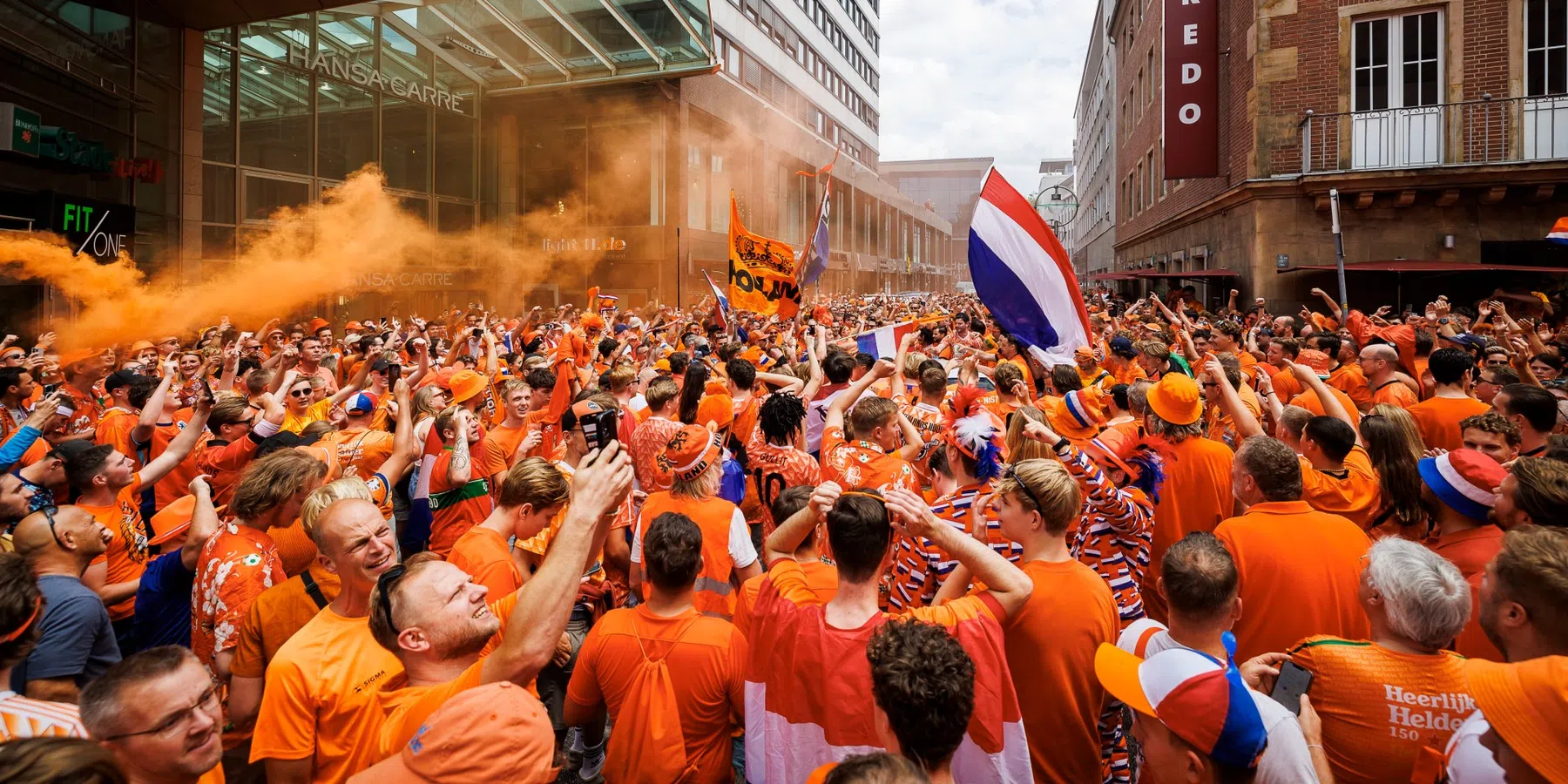 Café manager geniet van Oranje-fans in centrum van Dortmund