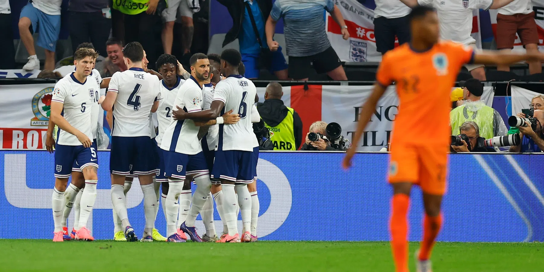 Van Hooijdonk verbolgen over strafschop Engeland