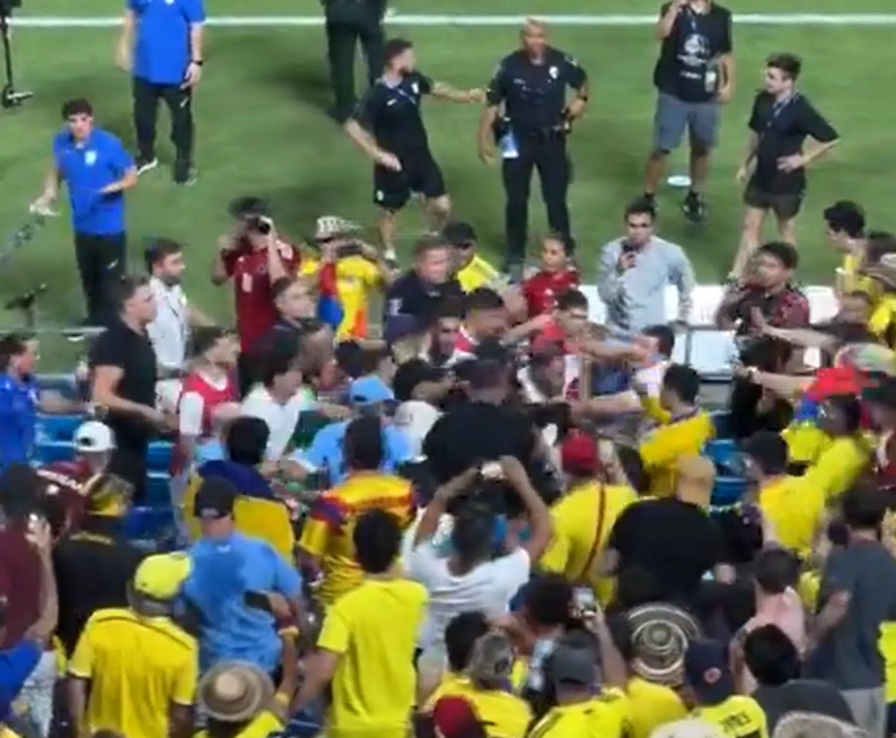 Uruguayaanse spelers op de vuist met Colombiaanse supporters