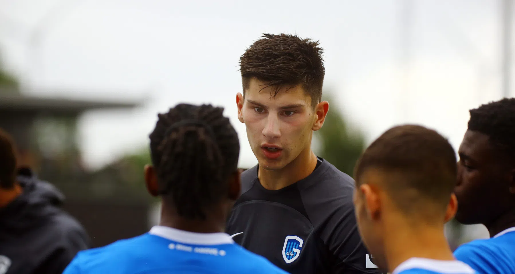 Keeper Mike Penders (18) verdedigt doel KRC Genk tegen Standard