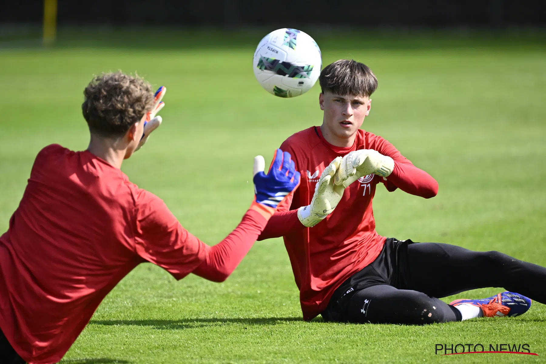  'Club Brugge-keeper Axl De Corte tekent nieuw contract bij Blauw-Zwart'