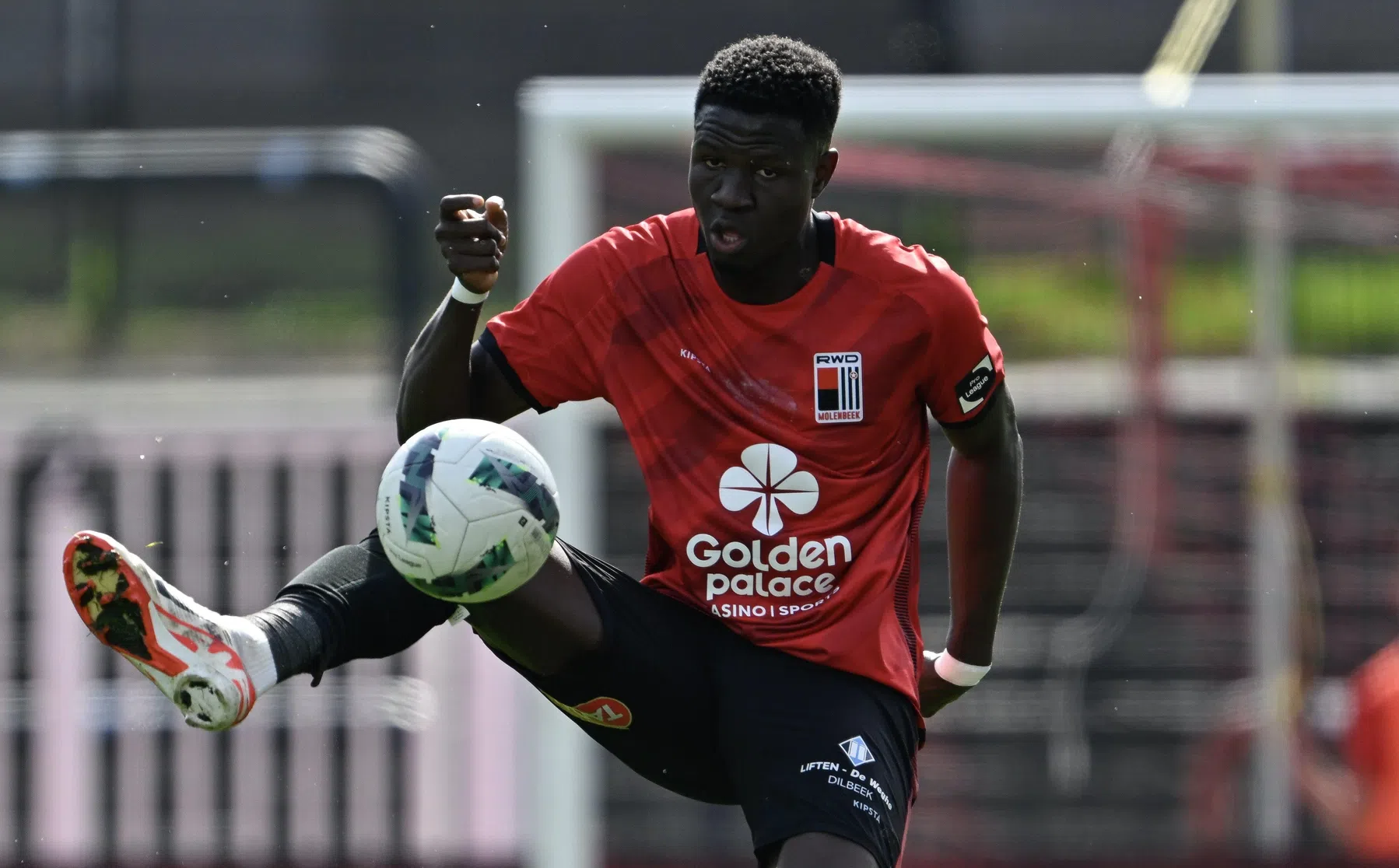 Makhtar Gueye van RWDM naar Blackburn Rovers