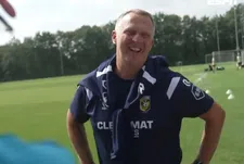 Van den Brom lacht in mooi onderonsje met Vitesse-fan: 'Ben je dronken geworden?'