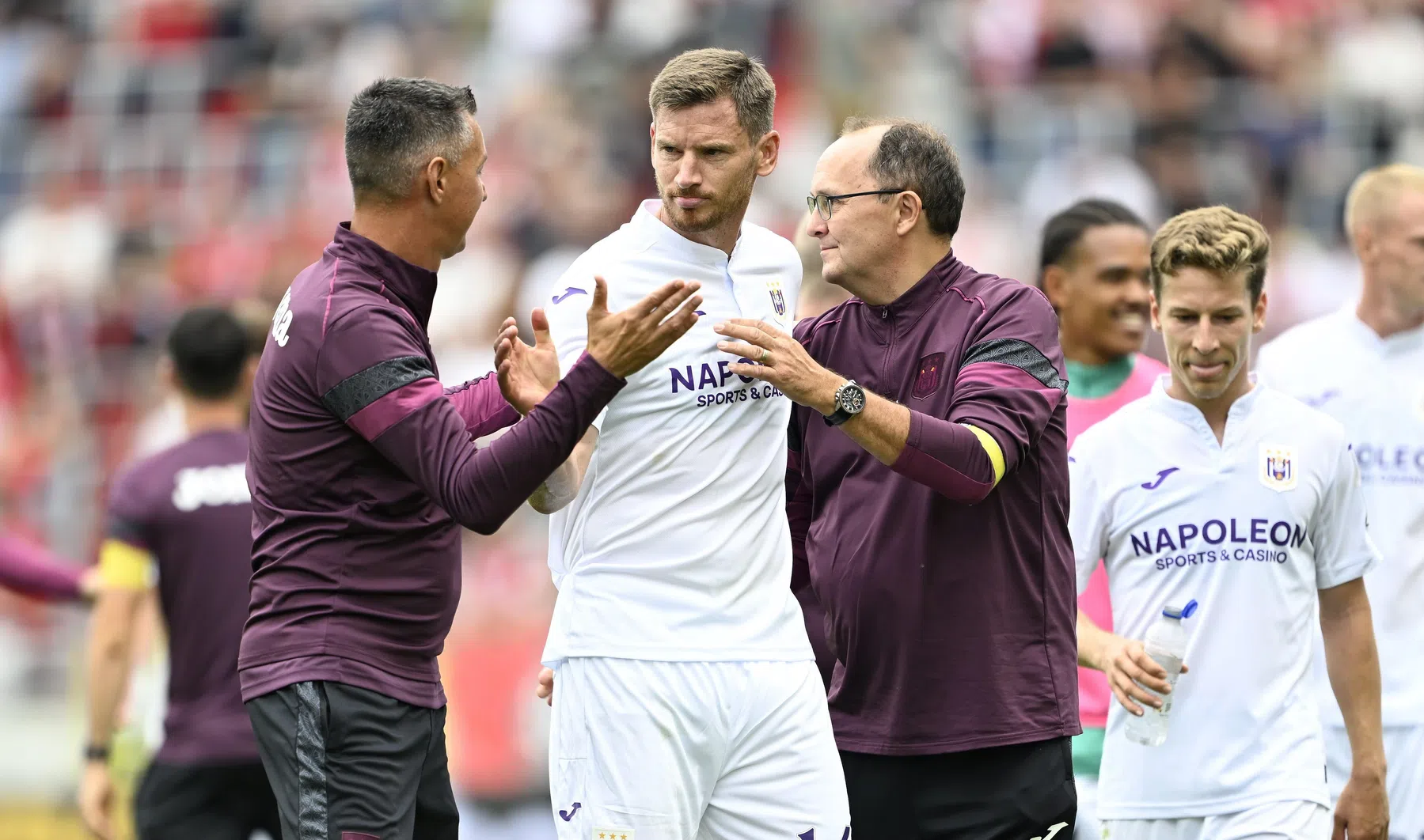 Antwerp-vrijwilliger krijgt shirt Anderlecht-verdediger Jan Vertonghen als cadeau 