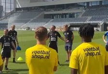 Bijzondere beelden: Cambuur-spelers testen grasmat van spiksplinternieuw stadion