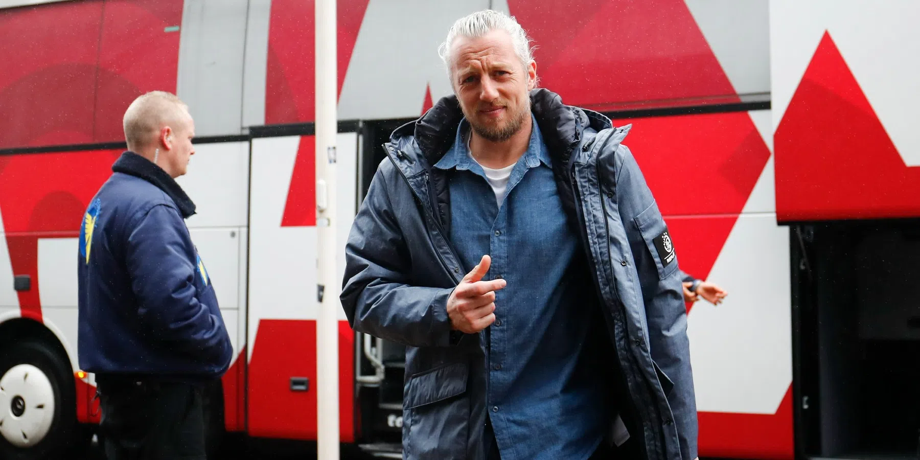 Pasveer spoort clubleiding Ajax aan om spelers te halen