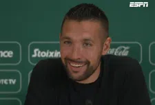 Thumbnail for article: Farioli draagt Ajax-zege op aan één iemand in het bijzonder: 'Een klein cadeautje'