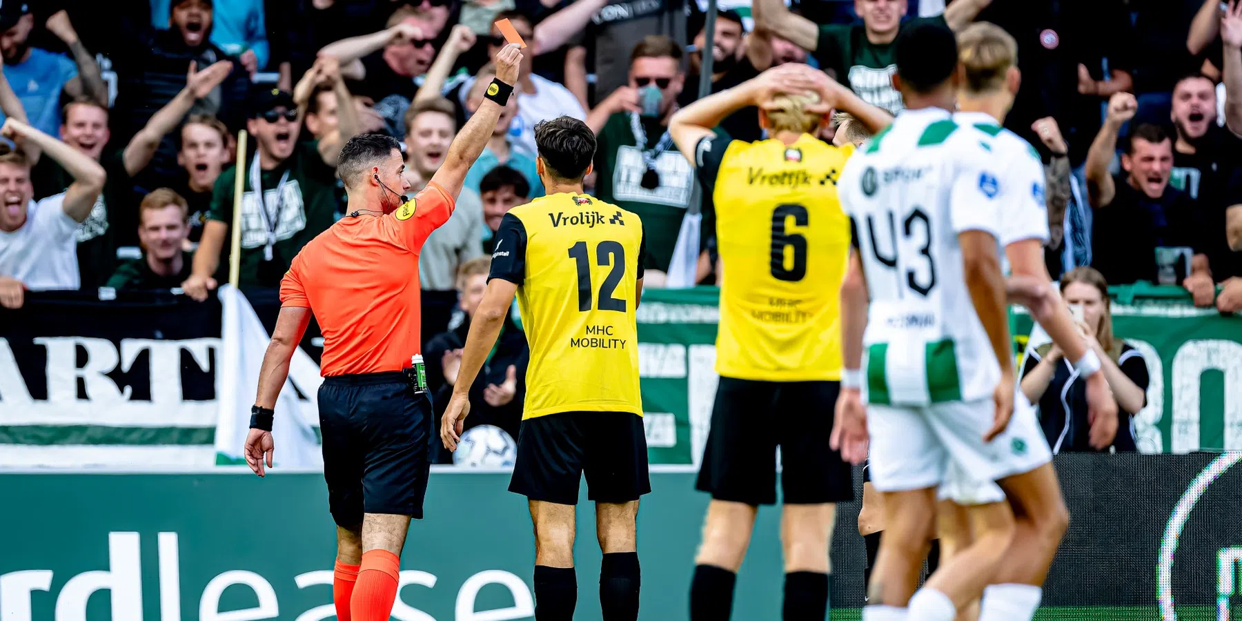 Arbiter Nagtegaal legt rode kaart voor Mahmutovic uit