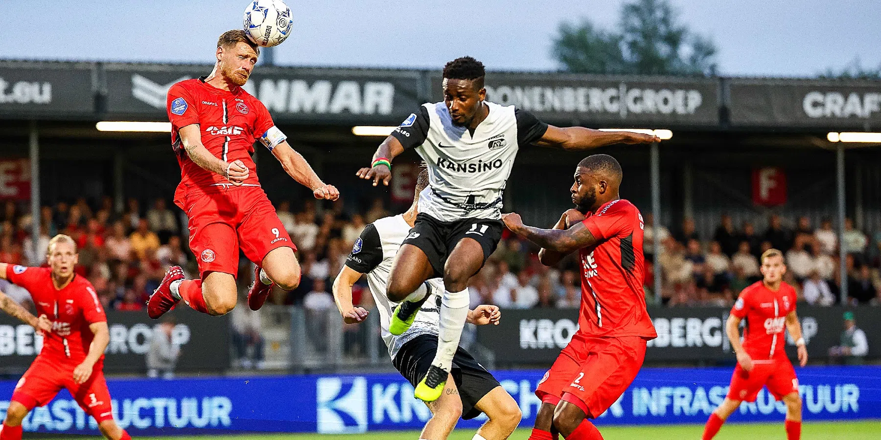 AZ wint van Almere City, drie rode kaarten