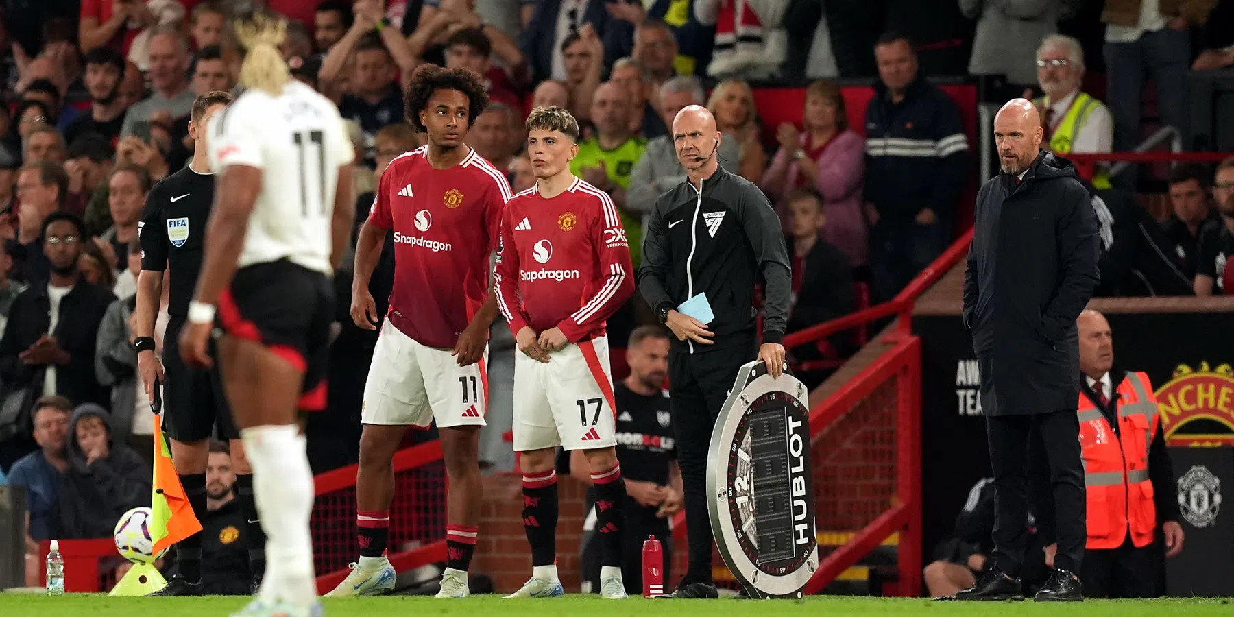 Zirkzee maakt droomdebuut en schenkt Manchester United van Ten Hag eerste zege