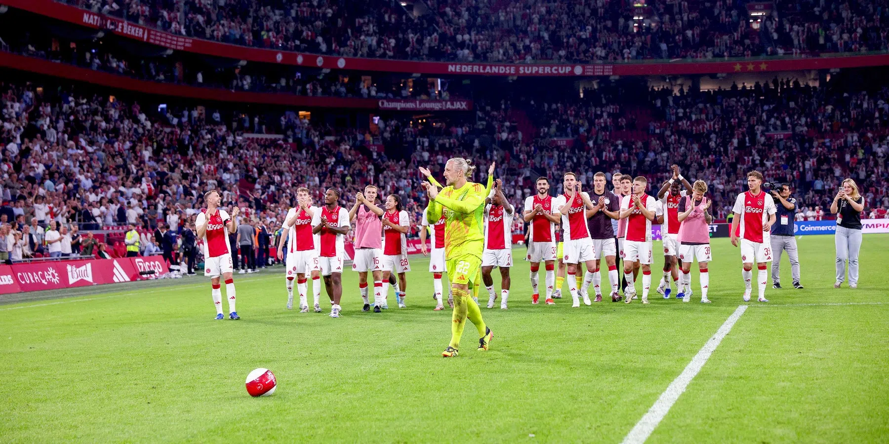 Perez kijkt met verbazing naar Ajax