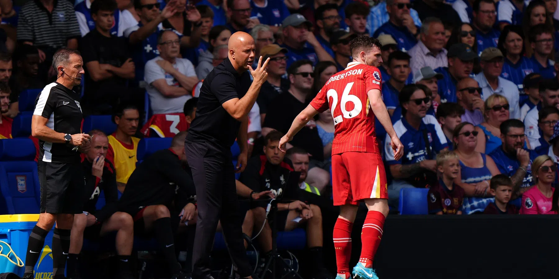 Carragher adviseert Slot en Liverpool Kerkez te halen als back-up Robertson