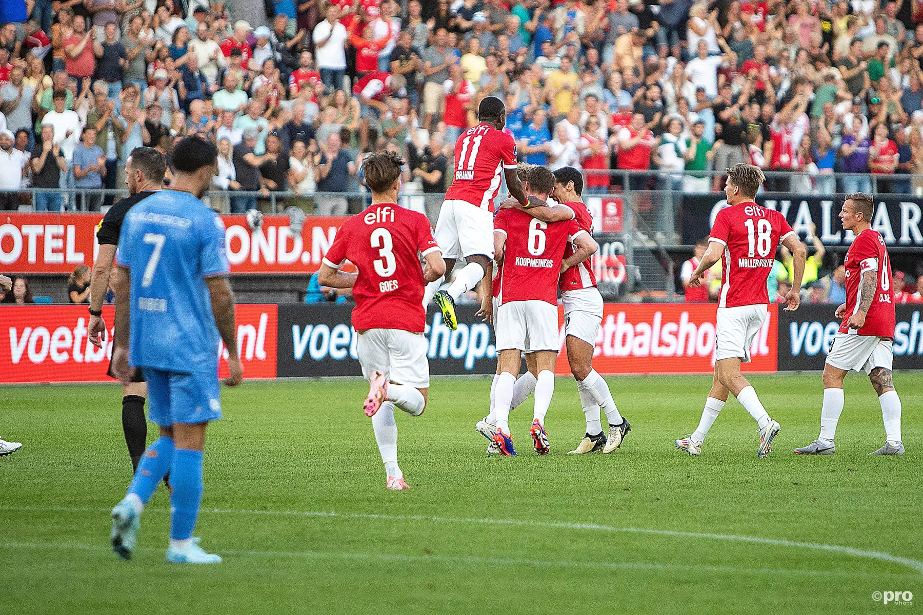 AZ wint tweede Eredivisie-duel van NEC Nijmegen